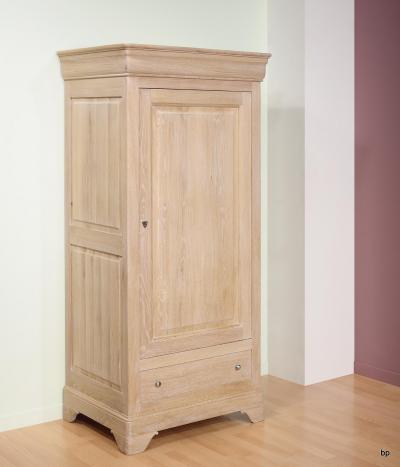 Armoire ou Bonnetire 1 porte 1 tiroir Lucas ralise en chne massif de style Louis Philippe Finition chne bross Blanchi 