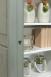 Vitrine 1 porte Angelo ralise en Chne Massif de style Louis Philippe Finition chne Bross Vert antik et Ivoire