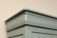 Vitrine 1 porte Angelo ralise en Chne Massif de style Louis Philippe Finition chne Bross Vert antik et Ivoire