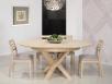 Table ronde Contemporaine Romain, diamtre 130 cm ralise en chne avec un pieds central et 1 allonge portefeuille de 50 cm