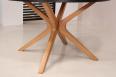 Table ronde Contemporaine Romain, diamtre 120 cm ralise en chne avec un pieds central et 1 allonge portefeuille de 50 cm